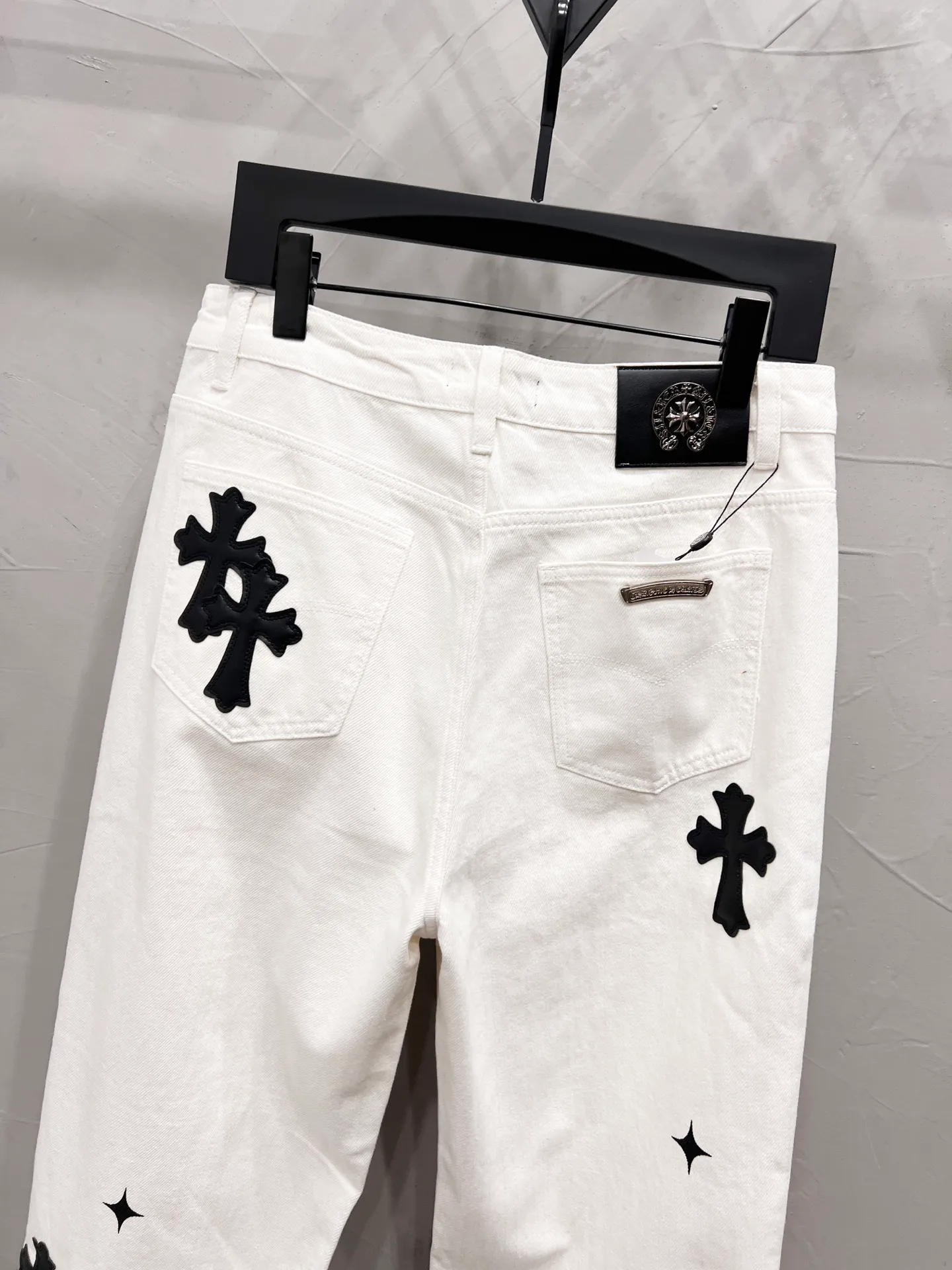 P210 Style number: [M935] Chrome hearts & Chrome hearts 25ss black leather white pants cross patch leather jeans CH Chrome hearts double knee cross patch leather bo1 version logging pants straight work pants B136 Chrome hearts cross Sanskrit overalls Price 24W level, patch cross flower embellishment, high waist washed jeans! ! Absolutely high-end luxury products, 1.9W level god-level single products, super popular products, made by top heavy industry, not to be missed. About Zangyin, this is an extremely luxurious fashion brand, which can also be called the nobles of the high street. It has always been an exclusive brand of some hipsters or rich second generation. Compared with ordinary high streets, it is more luxurious and noble. Compared with luxury brands, it has a more fashionable personality and has always been a brand that I have a special liking for. Imported yarn is custom-woven into a high-density twill canvas. While ensuring a stiff silhouette, the fabric feels very delicate. It follows the B01 classic silhouette. The upper body is stiff and stylish. The ready-made garments are stone-ground and fermented and can be matched with any style. Buttons and zinc-brushed washables are genuine YKK retro metal products. Double-layered canvas on the front. Perfect details. All hardware is perfect. Size: 30-32-34-36 Color: white pants and black leather
